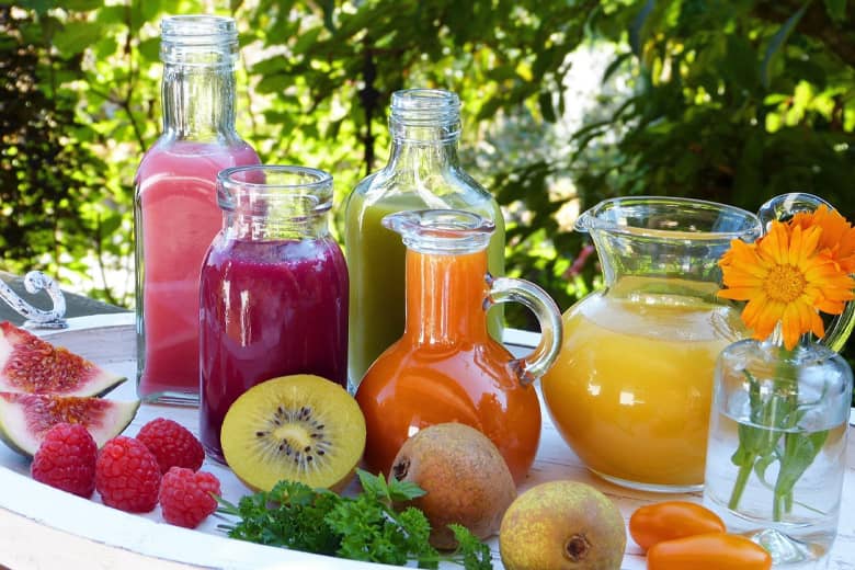 Fruit juice and smoothies with fresh fruit.