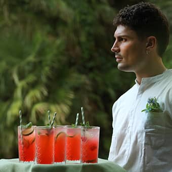 PnniBlack Waiter with Drinks