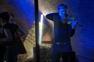 Live fiddler music player.